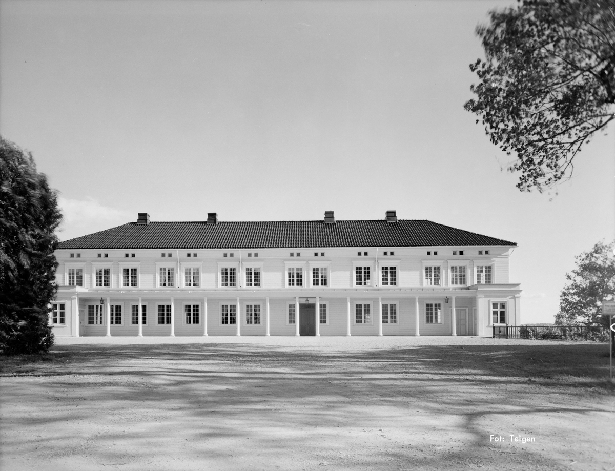 Arkitekturfoto av Linderud gård. Gården er en tidligere storgård ved Linderud i bydel Bjerke i Oslo og en avdeling av Akershusmuseet. Gårdsbebyggelsen og hagen er i dag et fredet kulturminne.