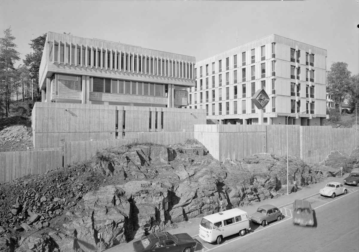 Arkitekturfoto av tinghuset i Sandvika. Bygningen er et eksempel på bruk av naken, upussa, armert betong, beton brut, som blei populært i Storbritannia på femtitallet, etter inspirasjon fra den franske arkitekten Le Corbusier.