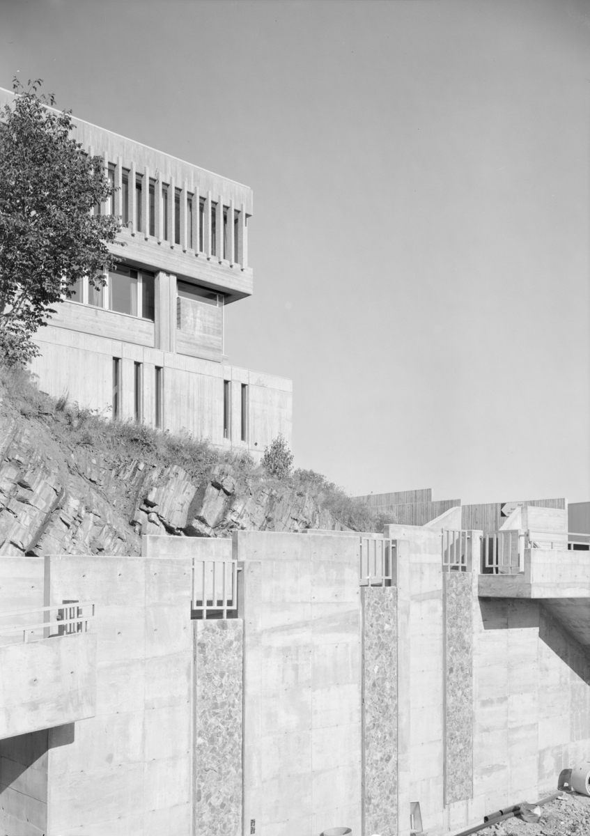 Arkitekturfoto av tinghuset i Sandvika. Bygningen er et eksempel på bruk av naken, upussa, armert betong, beton brut, som blei populært i Storbritannia på femtitallet, etter inspirasjon fra den franske arkitekten Le Corbusier.