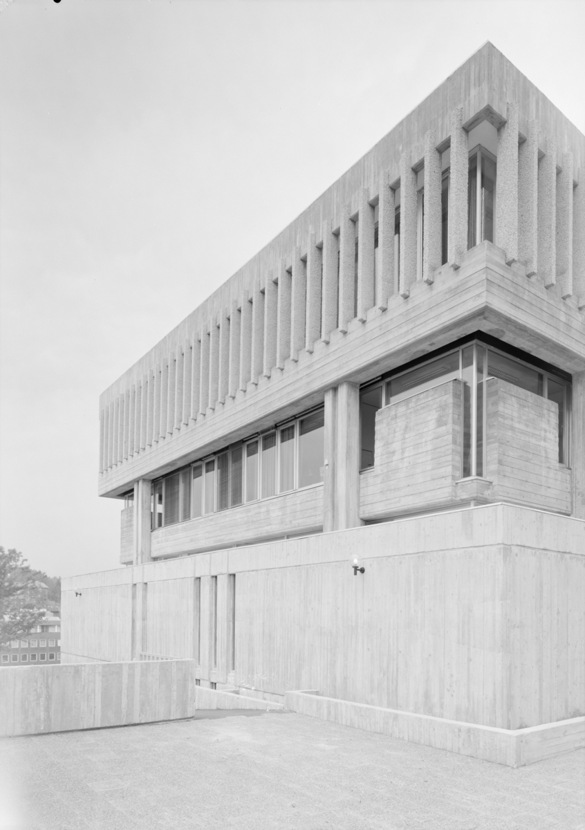 Arkitekturfoto av tinghuset i Sandvika. Bygningen er et eksempel på bruk av naken, upussa, armert betong, beton brut, som blei populært i Storbritannia på femtitallet, etter inspirasjon fra den franske arkitekten Le Corbusier.