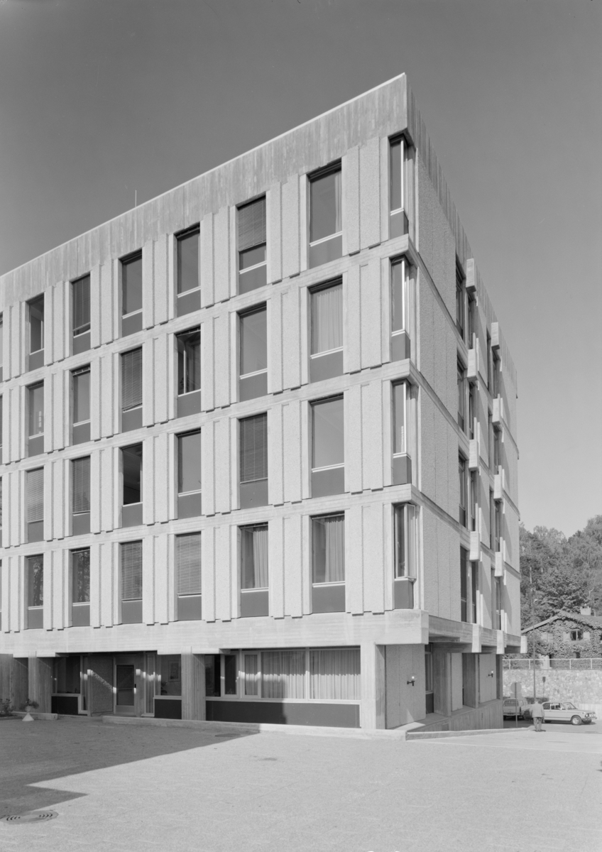 Arkitekturfoto av tinghuset i Sandvika. Bygningen er et eksempel på bruk av naken, upussa, armert betong, beton brut, som blei populært i Storbritannia på femtitallet, etter inspirasjon fra den franske arkitekten Le Corbusier.