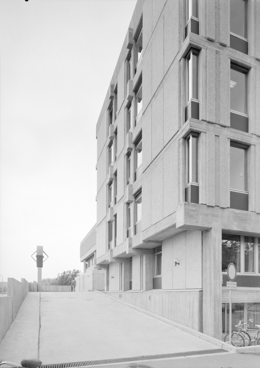 Arkitekturfoto av tinghuset i Sandvika. Bygningen er et eksempel på bruk av naken, upussa, armert betong, beton brut, som blei populært i Storbritannia på femtitallet, etter inspirasjon fra den franske arkitekten Le Corbusier.
