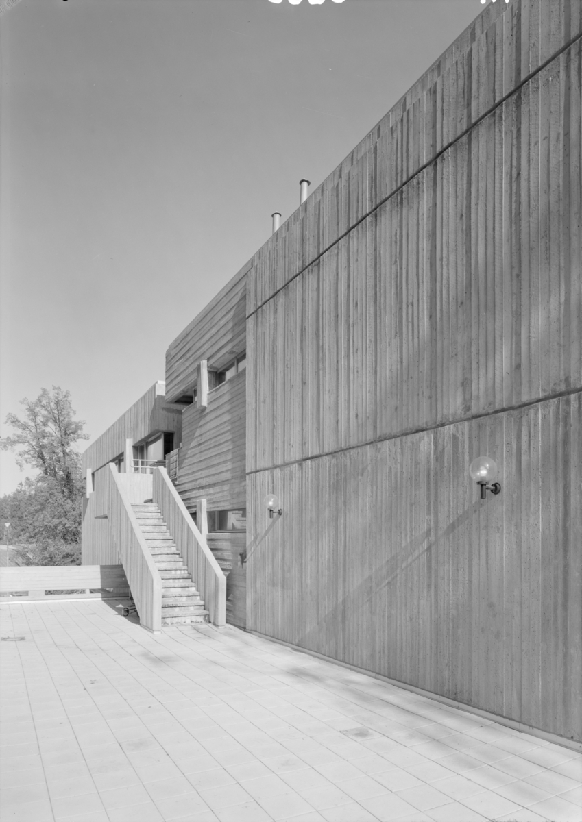 Arkitekturfoto av tinghuset i Sandvika. Bygningen er et eksempel på bruk av naken, upussa, armert betong, beton brut, som blei populært i Storbritannia på femtitallet, etter inspirasjon fra den franske arkitekten Le Corbusier.