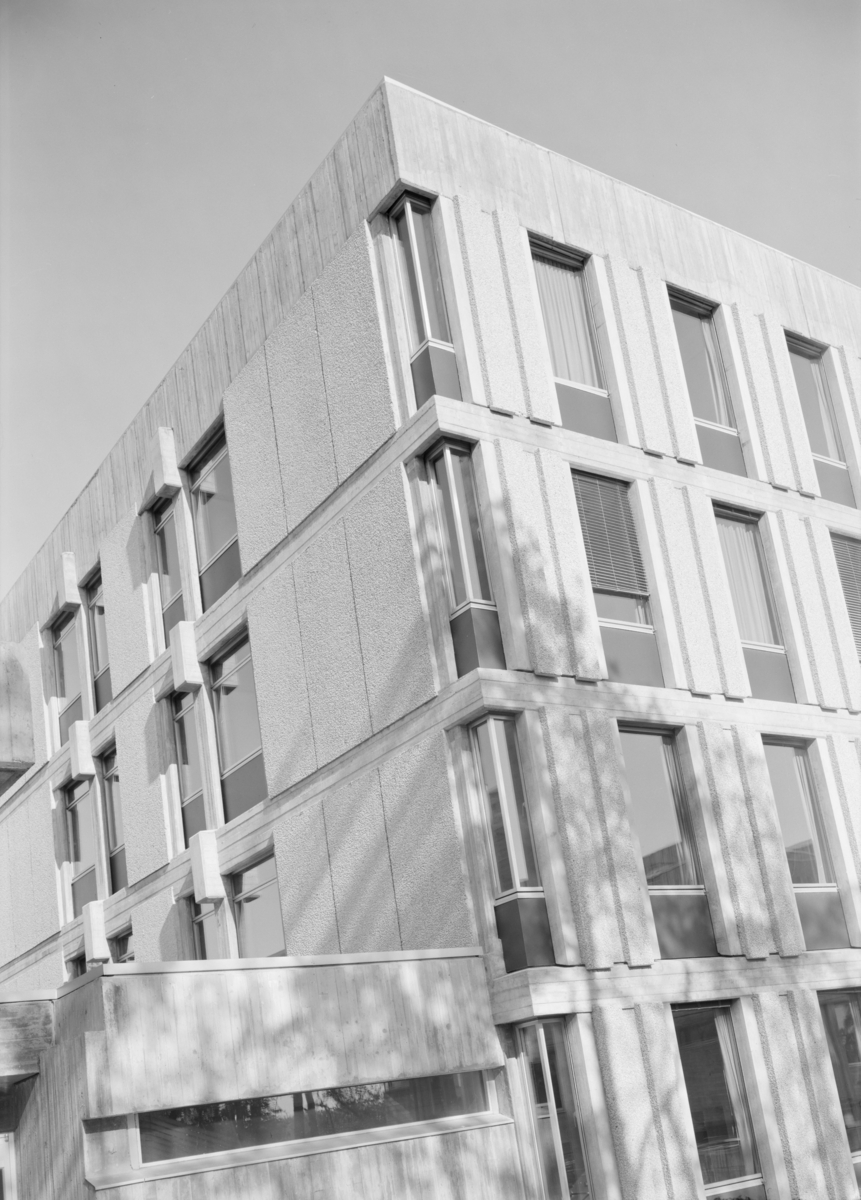 Arkitekturfoto av tinghuset i Sandvika. Bygningen er et eksempel på bruk av naken, upussa, armert betong, beton brut, som blei populært i Storbritannia på femtitallet, etter inspirasjon fra den franske arkitekten Le Corbusier.