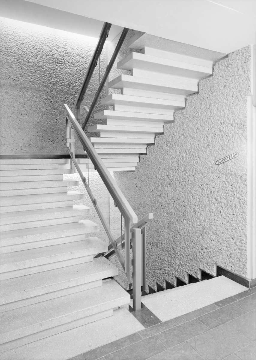 Arkitekturfoto av tinghuset i Sandvika. Bygningen er et eksempel på bruk av naken, upussa, armert betong, beton brut, som blei populært i Storbritannia på femtitallet, etter inspirasjon fra den franske arkitekten Le Corbusier.