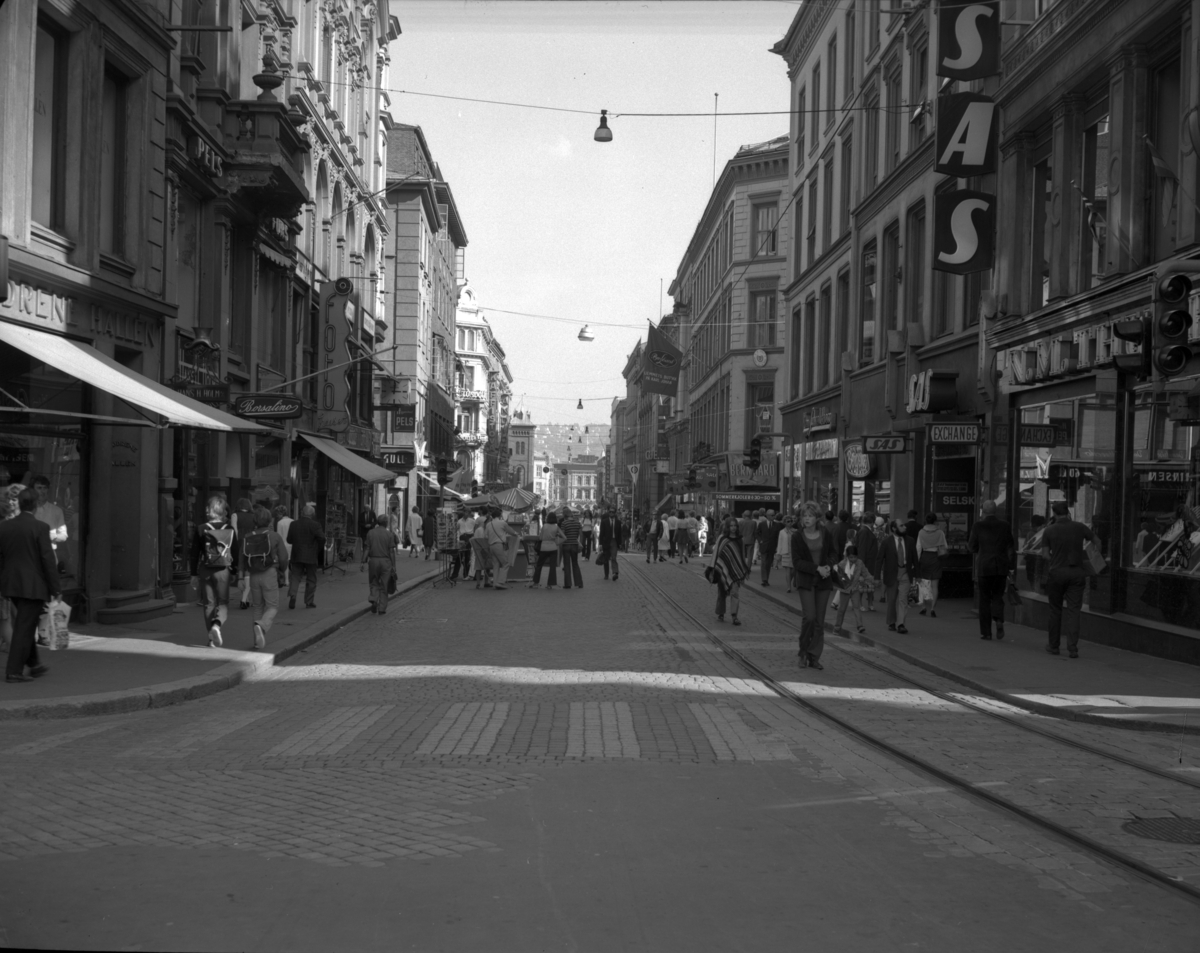 Bybilde av Karl Johans gate tatt mot Østbanen fra Egertorget.