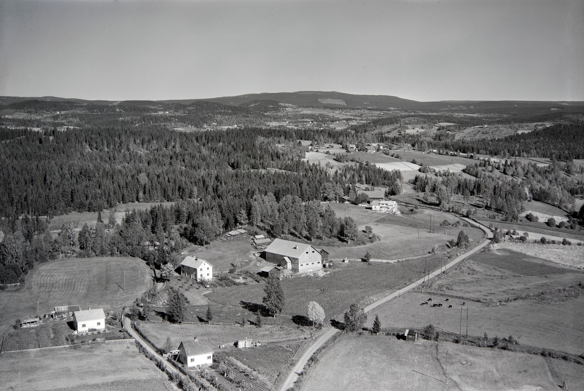Flyfoto av Stenseng gard, Brøttum, Ringsaker.