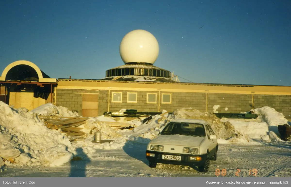 Nordkapp. Prosjekt "Nordkapp 1990". Utbygging av Nordkapphallen. Den nye inngangsparti og kuppelen over restaurant 'Kompasset'. 19.02.1988.