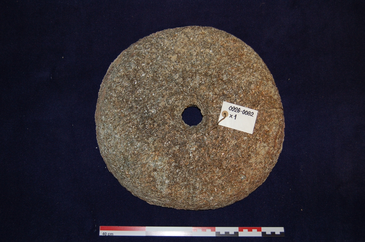 Vekt: ca. 30,3kg. Største diameter ca 43,5cm. Største høyde ca 10cm.