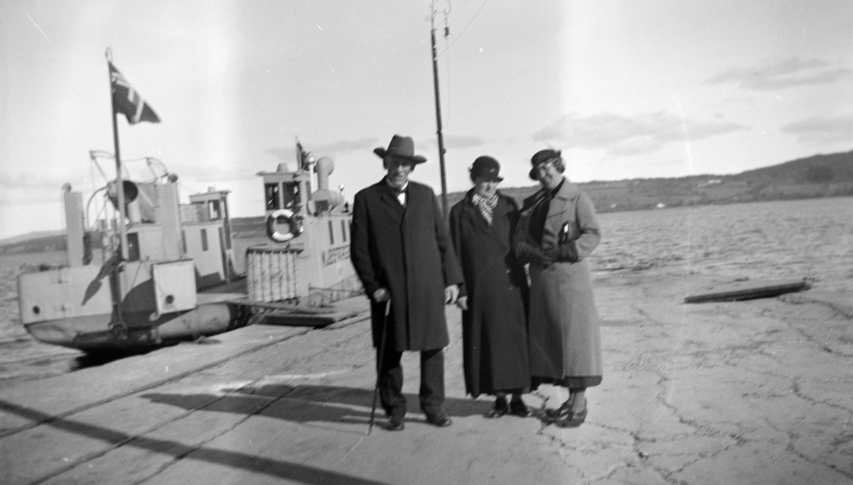 Sigrid og Otto Solberg og Maja Haugom på Gjøvik brygge med Mjøsfergen i ...