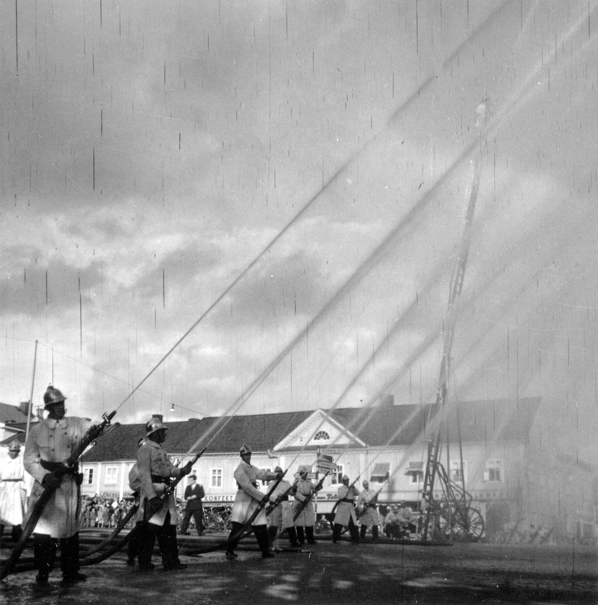 Brandkårens 50års jubileum 1950. Uppvisning på Stora Torget i Alingsås.