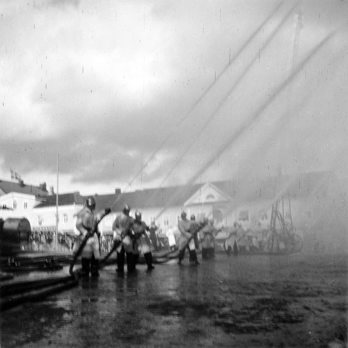 Brandkårens 50års jubileum 1950. Uppvisning på Stora Torget i Alingsås.