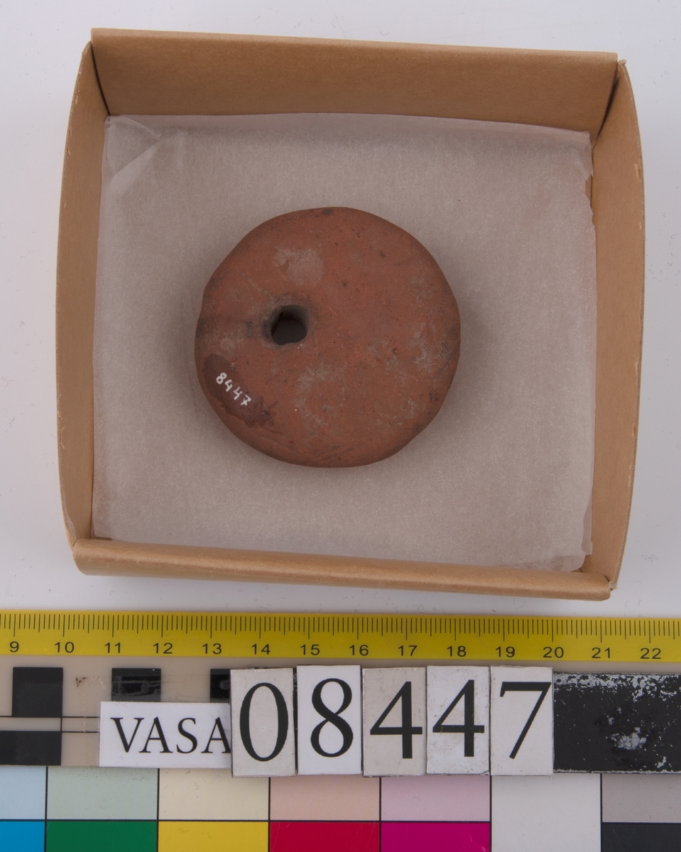 Sänke med hål.
Tillverkad av lera.