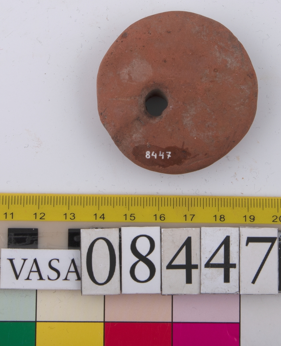 Sänke med hål.
Tillverkad av lera.