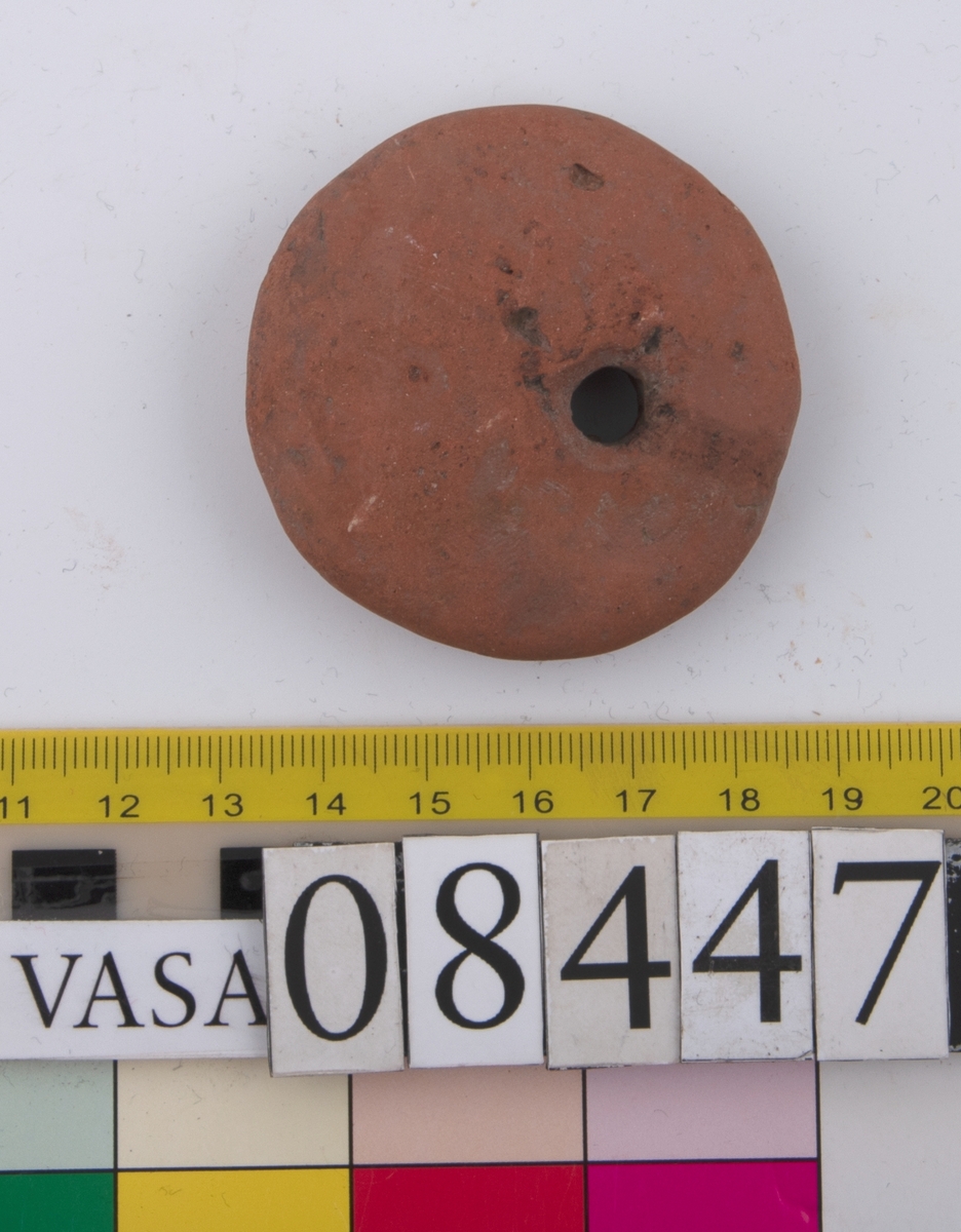 Sänke med hål.
Tillverkad av lera.