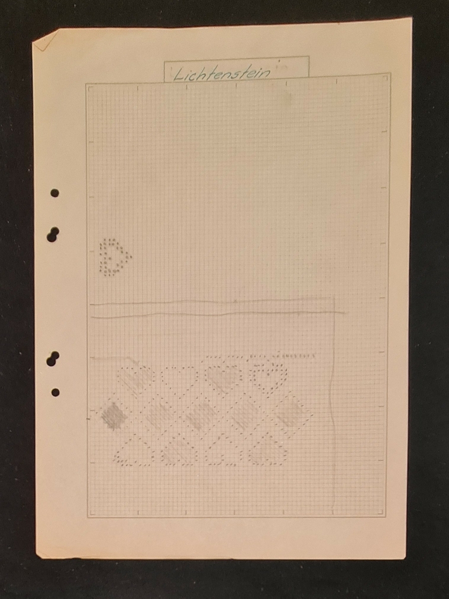 Mapp med vävmönster, studier och teckningar till bland annat mönster för kläd- och möbeltyger, material för ljuslära m.m. Allt är samlat i en blå, grå, svart randig mapp vilken sammanknytes med lädersnören.

Tillverkaren, Kerstin Saltin, föddes 1935 i Söderhamn och praktiserade där i 17-18-årsåldern på Hemslöjden. Av en tillfällighet kom hon till Johanna Brunssons Vävskola där hon gick en tvåårig utbildning 1957-1958. Skolan upphörde 1958. Som lärare hade hon bland andra Ernstsson och Lundberg. På skolan lärde man främst teknik och eleverna erbjöds visst utrymme för egen form och komposition. Efter examen åkte Kerstin Saltin till USA där hon under sex år var vävlärare för förståndshandikappade elever. Återkommen till Sverige arbetade hon vid Hinderssons vävavdelning samt vid Blomqvists i Fritsla. Gåvan överlämnades i samband med givarens flytt från Göteborg till Ljungskile.