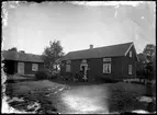 Familj framför bostadshus