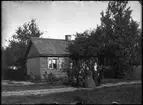 Familj framför bostadshus