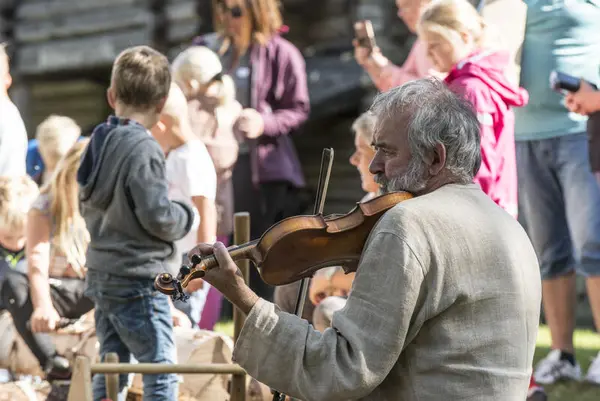 Musiker Stein Villa spiller fele på et museumsarrangement. 