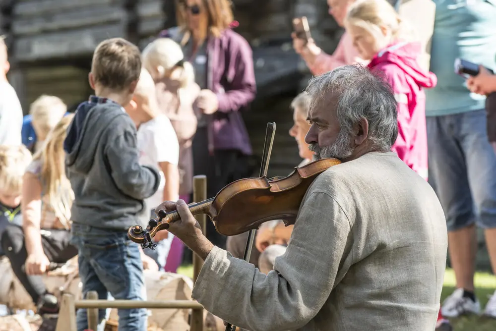 Musiker Stein Villa spiller fele på et museumsarrangement. 
