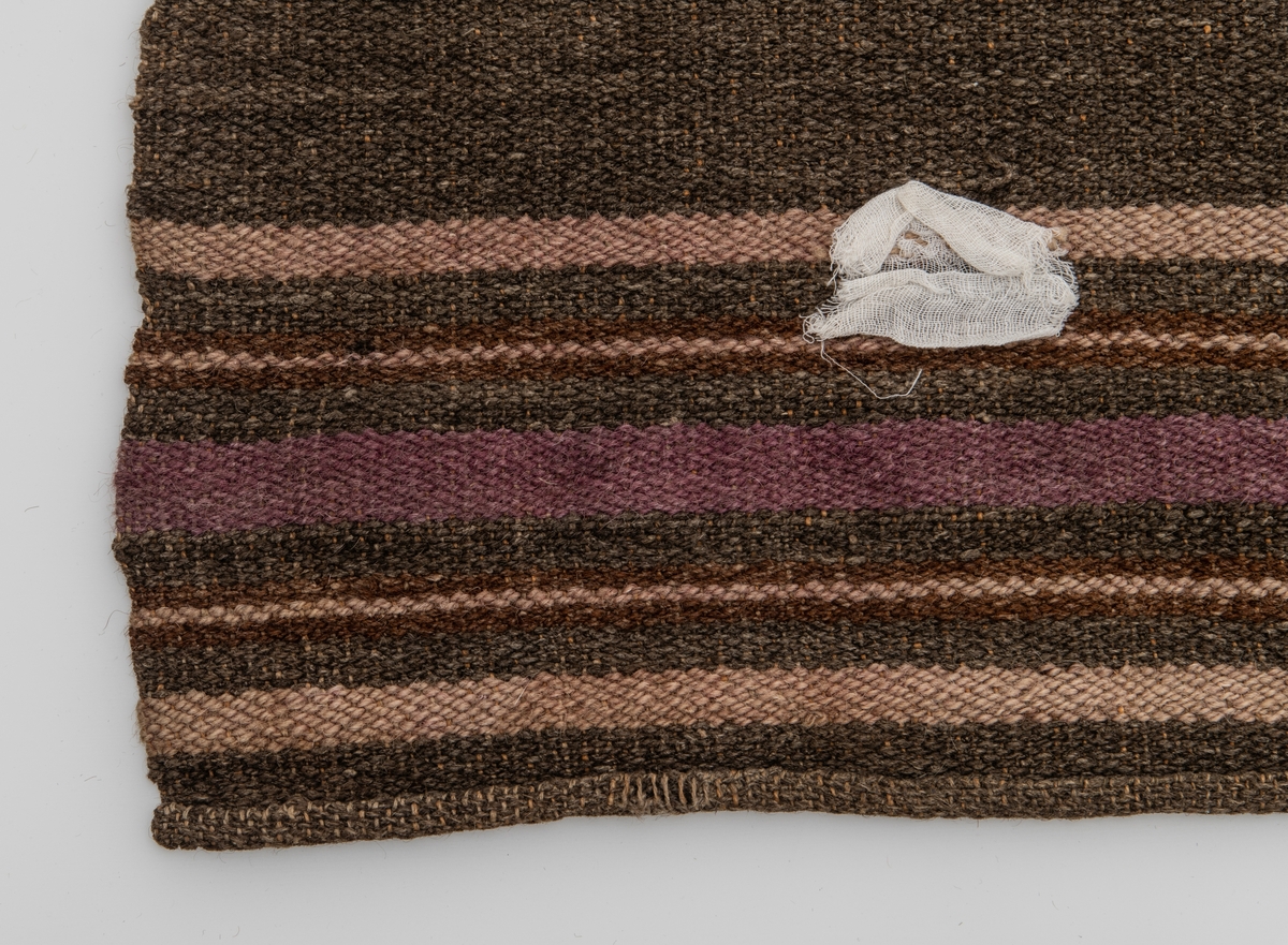 Initialer: OADP brodert litt nedenfor overkanten på teppet. 