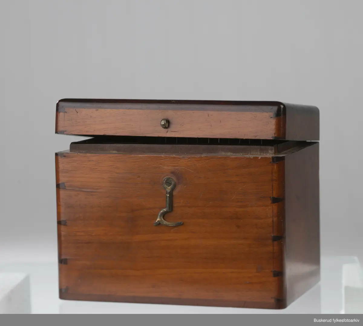 Et etui til oppbevaring av umonterte  daguerreotypier. Esken inneholder 15 daguerreotypier som er kraftig redusert pga. at de ikke er montert i lufttett emballasje. 