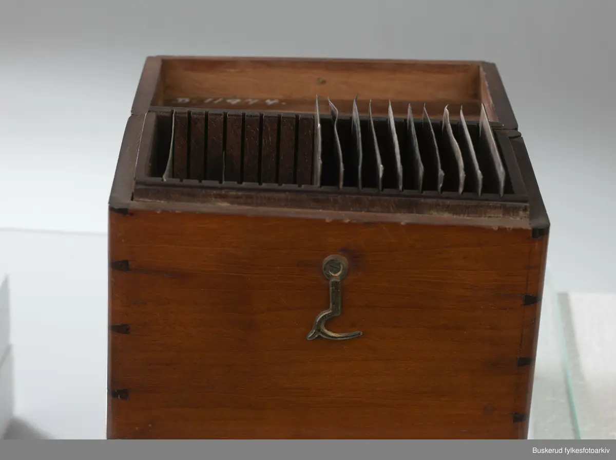 Et etui til oppbevaring av umonterte  daguerreotypier. Esken inneholder 15 daguerreotypier som er kraftig redusert pga. at de ikke er montert i lufttett emballasje. 