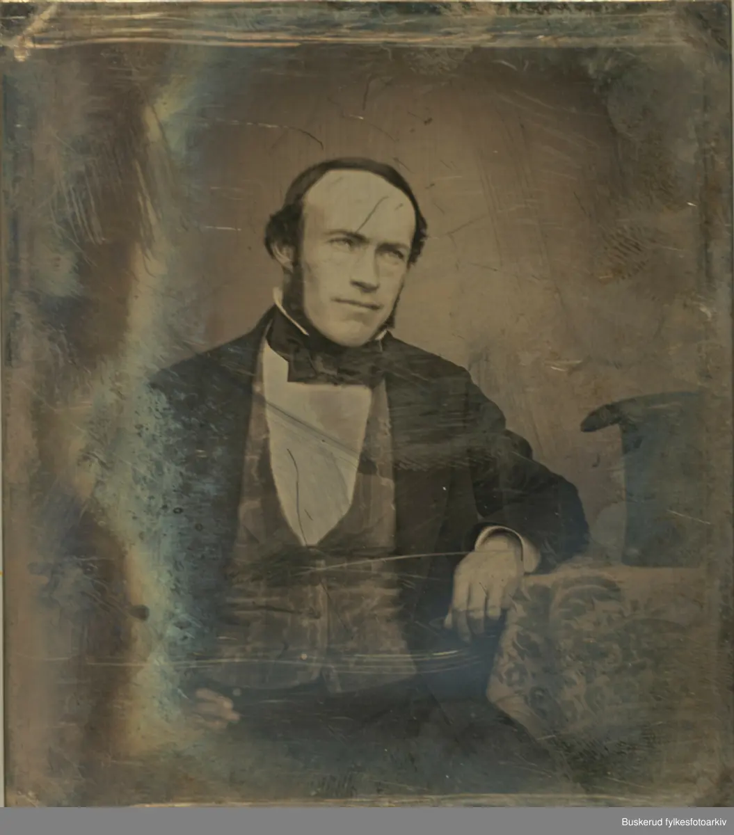 Et etui til oppbevaring av umonterte  daguerreotypier. Esken inneholder 15 daguerreotypier som er kraftig redusert pga. at de ikke er montert i lufttett emballasje. 