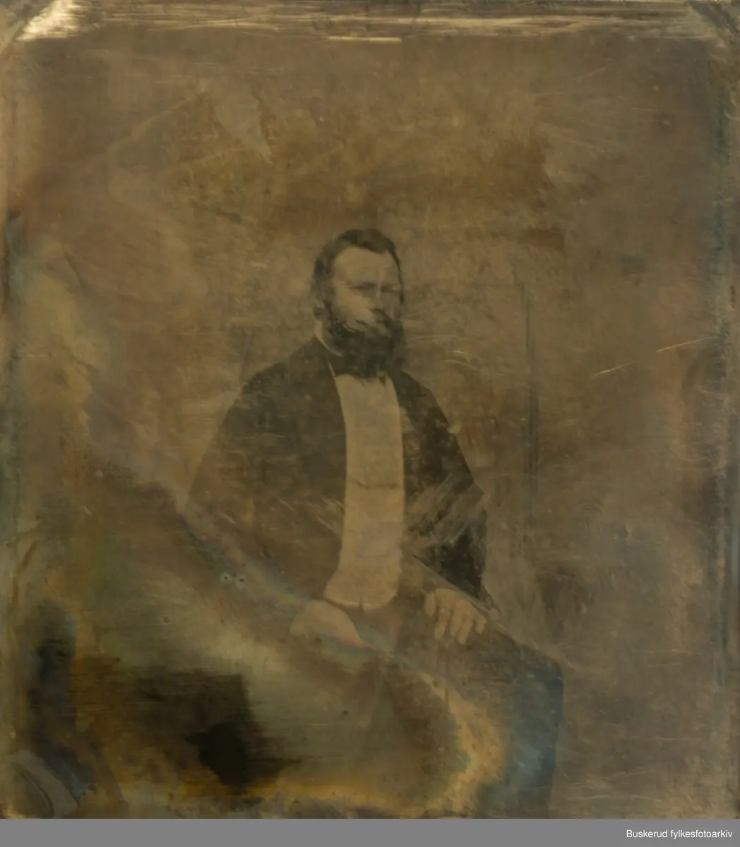 Et etui til oppbevaring av umonterte  daguerreotypier. Esken inneholder 15 daguerreotypier som er kraftig redusert pga. at de ikke er montert i lufttett emballasje. 