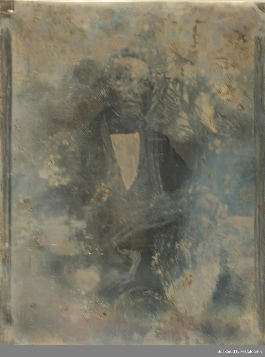 Et etui til oppbevaring av umonterte  daguerreotypier. Esken inneholder 15 daguerreotypier som er kraftig redusert pga. at de ikke er montert i lufttett emballasje. 