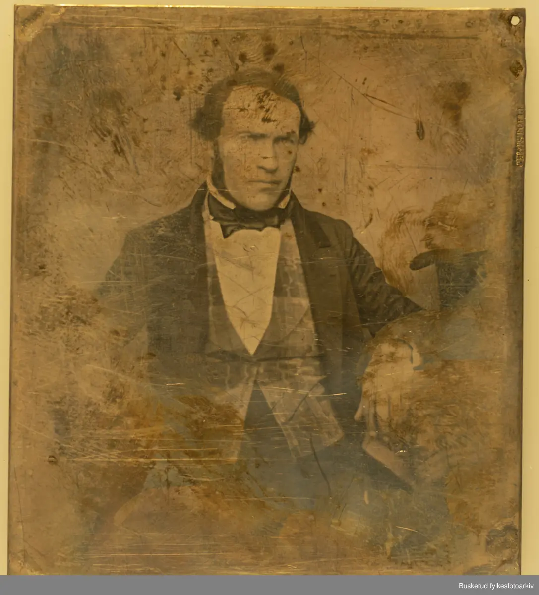 Et etui til oppbevaring av umonterte  daguerreotypier. Esken inneholder 15 daguerreotypier som er kraftig redusert pga. at de ikke er montert i lufttett emballasje. 