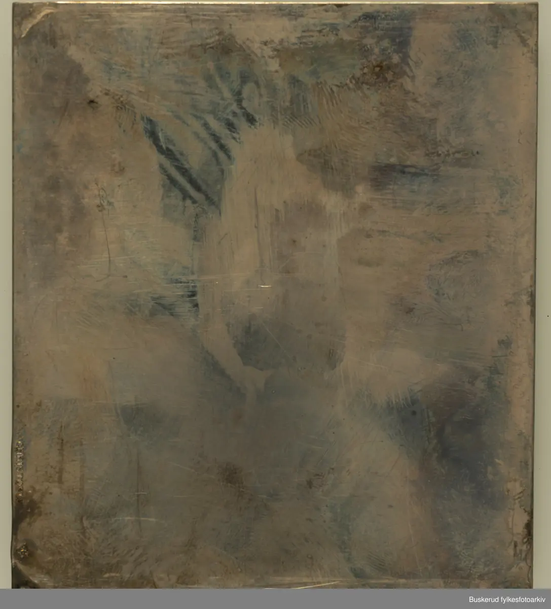 Et etui til oppbevaring av umonterte  daguerreotypier. Esken inneholder 15 daguerreotypier som er kraftig redusert pga. at de ikke er montert i lufttett emballasje. 
