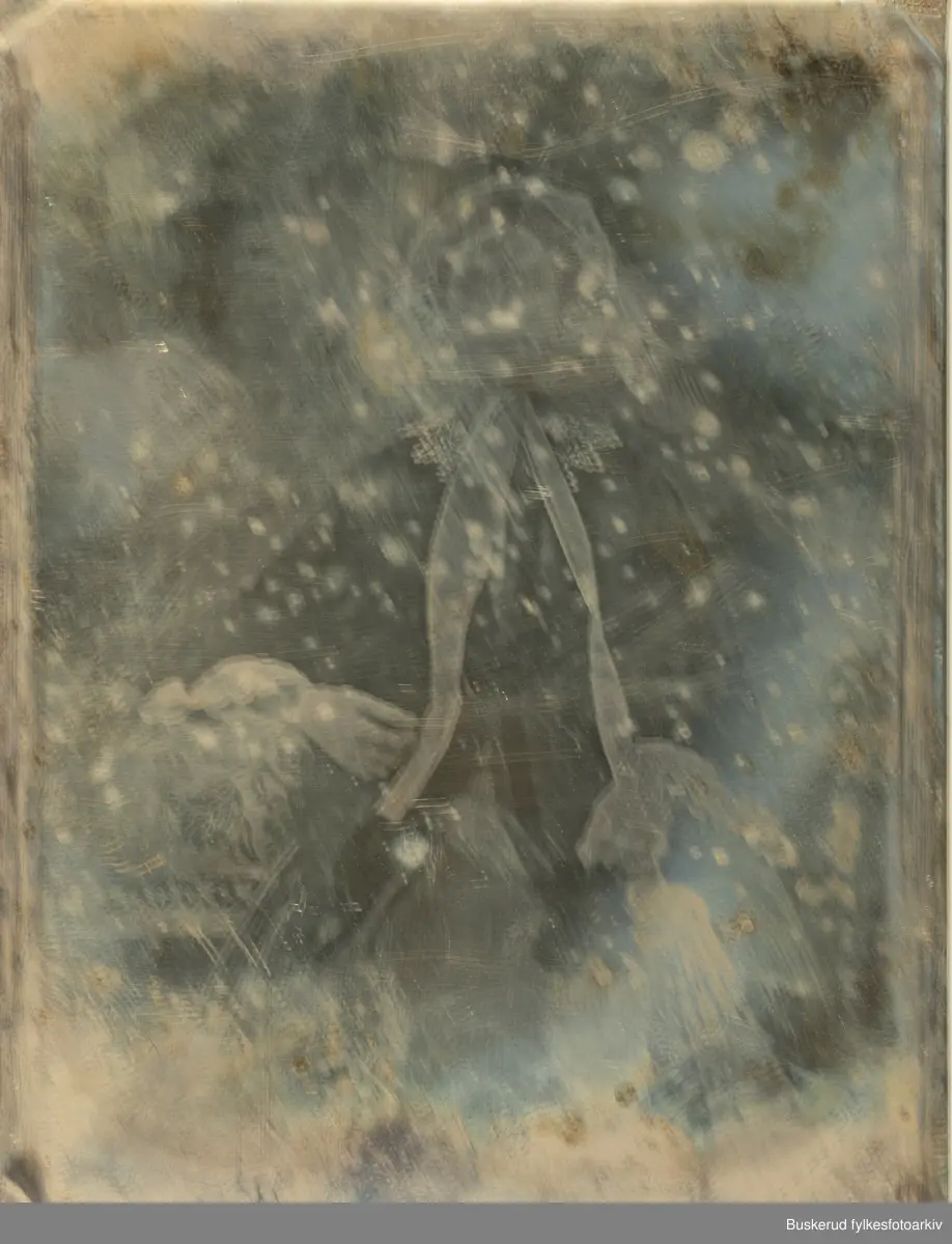 Et etui til oppbevaring av umonterte  daguerreotypier. Esken inneholder 15 daguerreotypier som er kraftig redusert pga. at de ikke er montert i lufttett emballasje. 