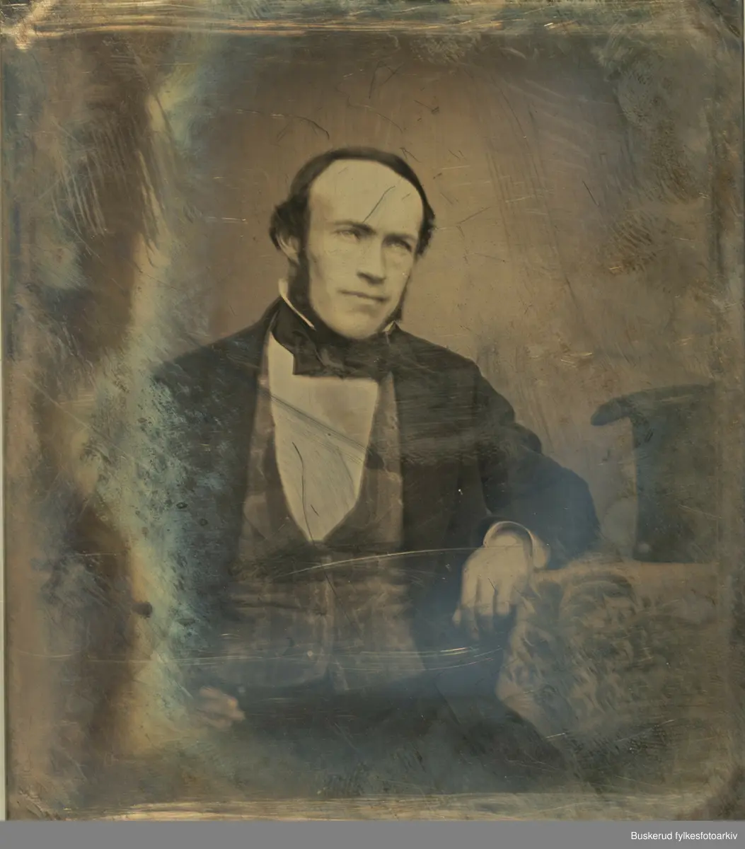 Et etui til oppbevaring av umonterte  daguerreotypier. Esken inneholder 15 daguerreotypier som er kraftig redusert pga. at de ikke er montert i lufttett emballasje. 