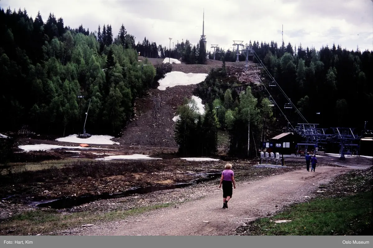 Tryvann vinterpark, slalåmbakke, skitrekk, snøflekker, skog, vei, mennesker, Tryvannstårnet