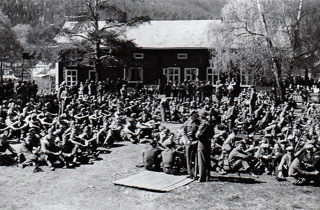 HS-soldater utanfor "Raubygningen" der Fagernes Hotell ligg i dag. Juni1945.