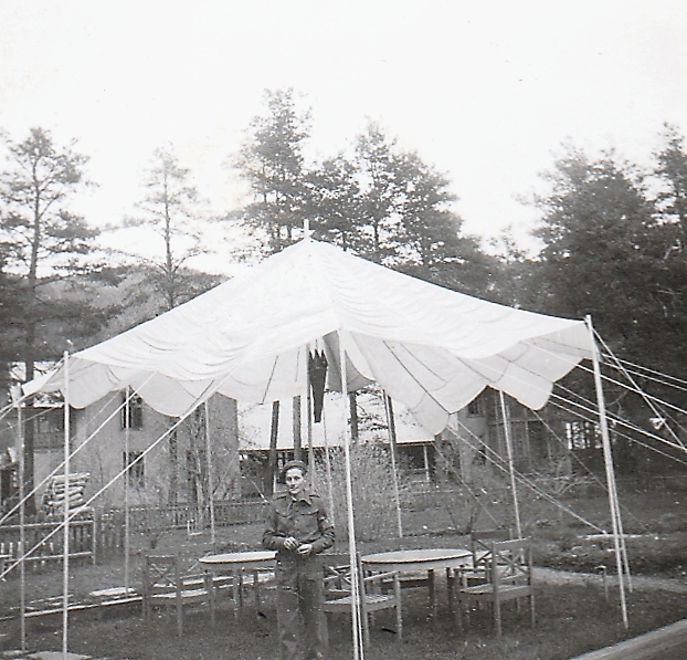 HS-soldat ved møtetelt på Fagernes, våren 1945.