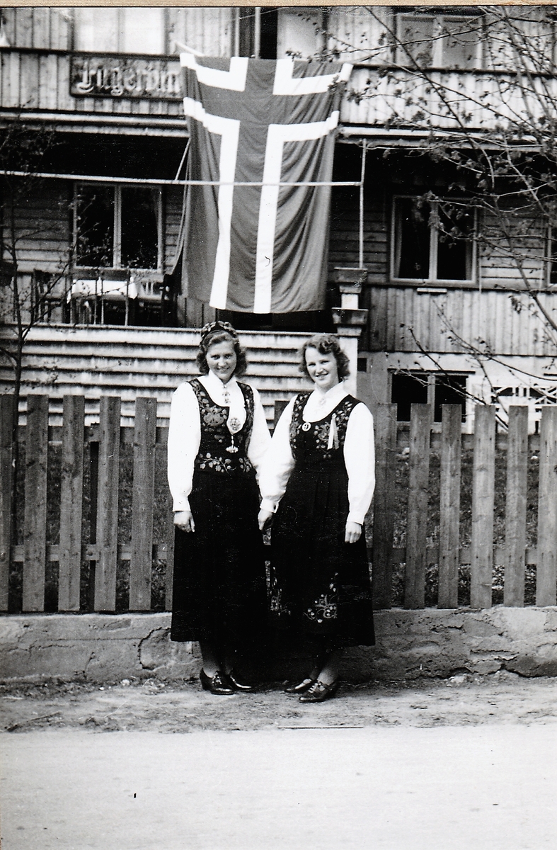 To fredsblomer i Valdresbunad våren 1945