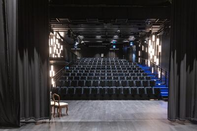 Teatersalen, teleskopamfi sett fra scenen. 