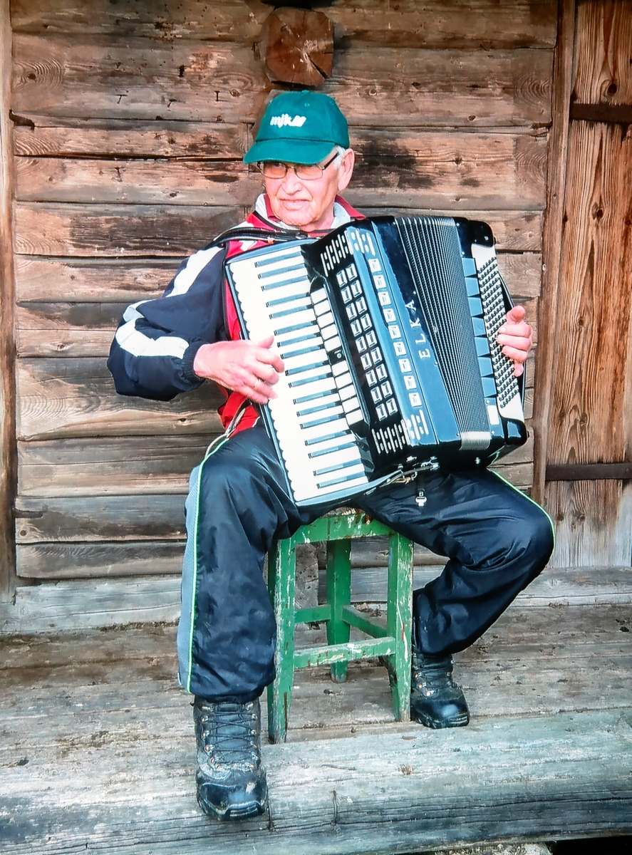 Som de fleste i Stensåsslekta spiller også Ivar Stensåsen trekkspill. Bildet er tatt på stabburstrappa i Stensåsen.  Foto Ørjan Bekkevold, Privat eie.