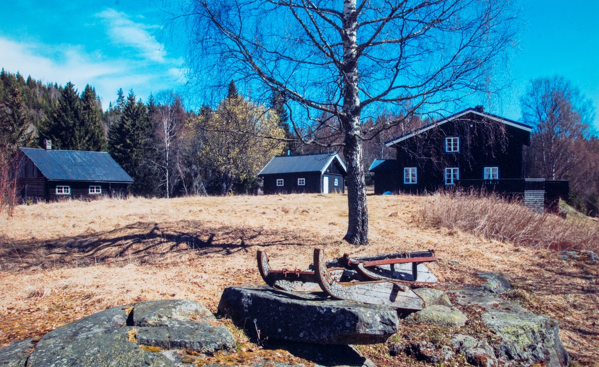 Stensåsen gård, Løten. Tømmerrustningen var mye brukt av driverene Klaudi Lindstad og Arnfinn Stensåsen. En viktig inntektskilde for brukerne var å kjøre tømmer i skogen hver vinter. Foto Eva Stensåsen, Privat eie.