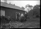 Familj framför bostadshus