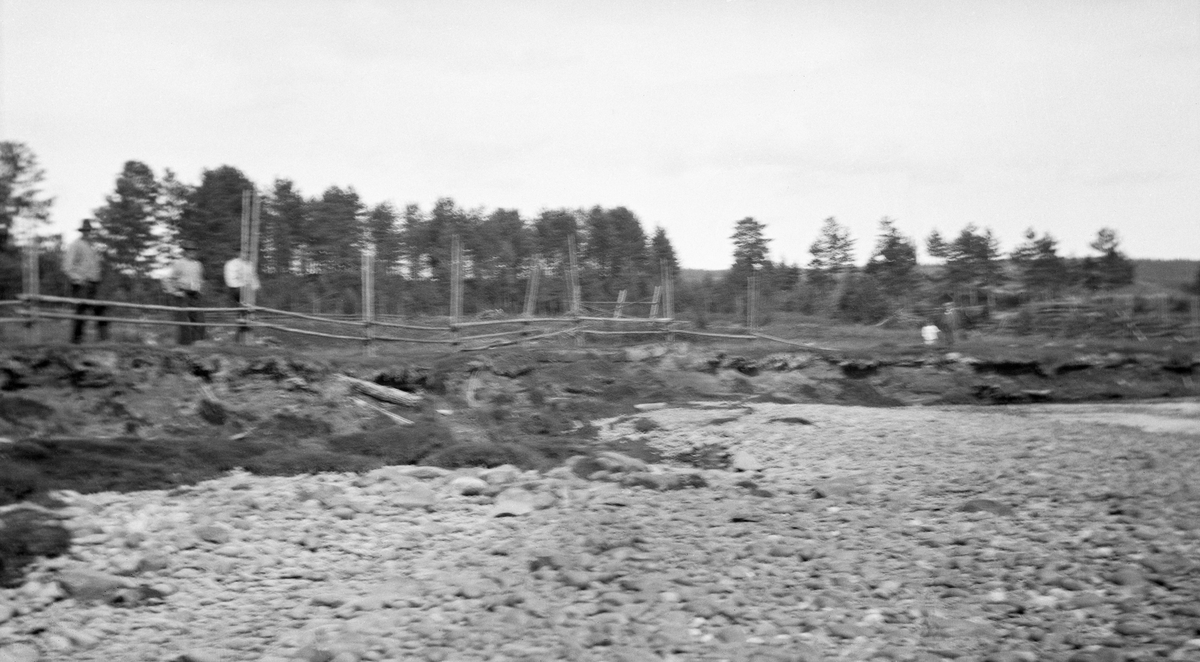 Graving på det som i Glomma fellesfløtingsforenilngs foroalbum er ...