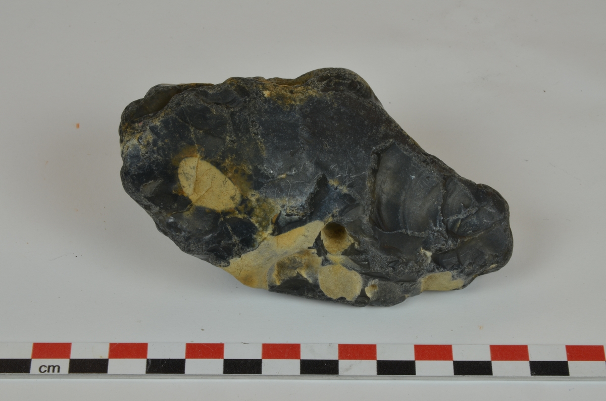 AEC: bør stedbestemmes, husker ikke om han så flint i 1959. 3 flintknoller; a, b og c.