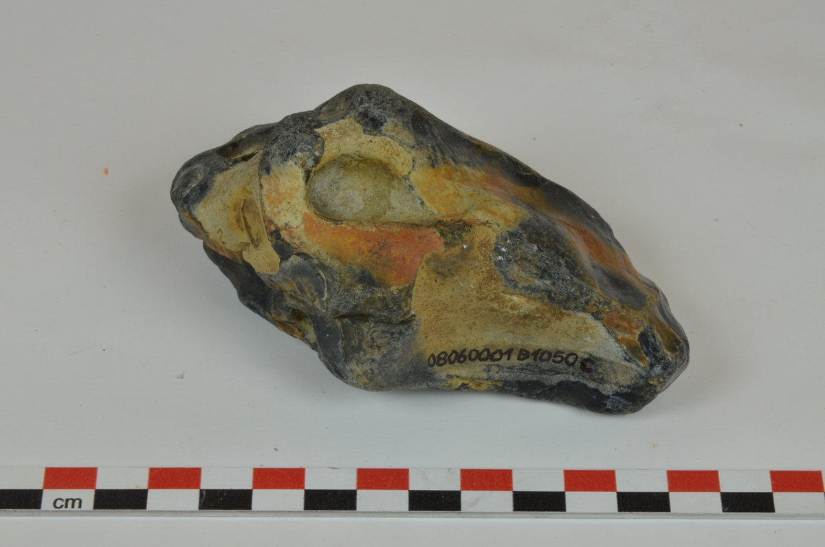 AEC: bør stedbestemmes, husker ikke om han så flint i 1959. 3 flintknoller; a, b og c.