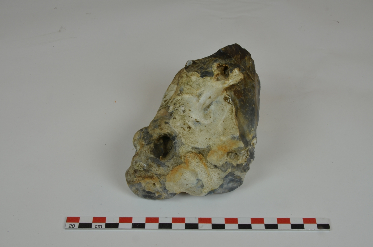 AEC: bør stedbestemmes, husker ikke om han så flint i 1959. 3 flintknoller; a, b og c.