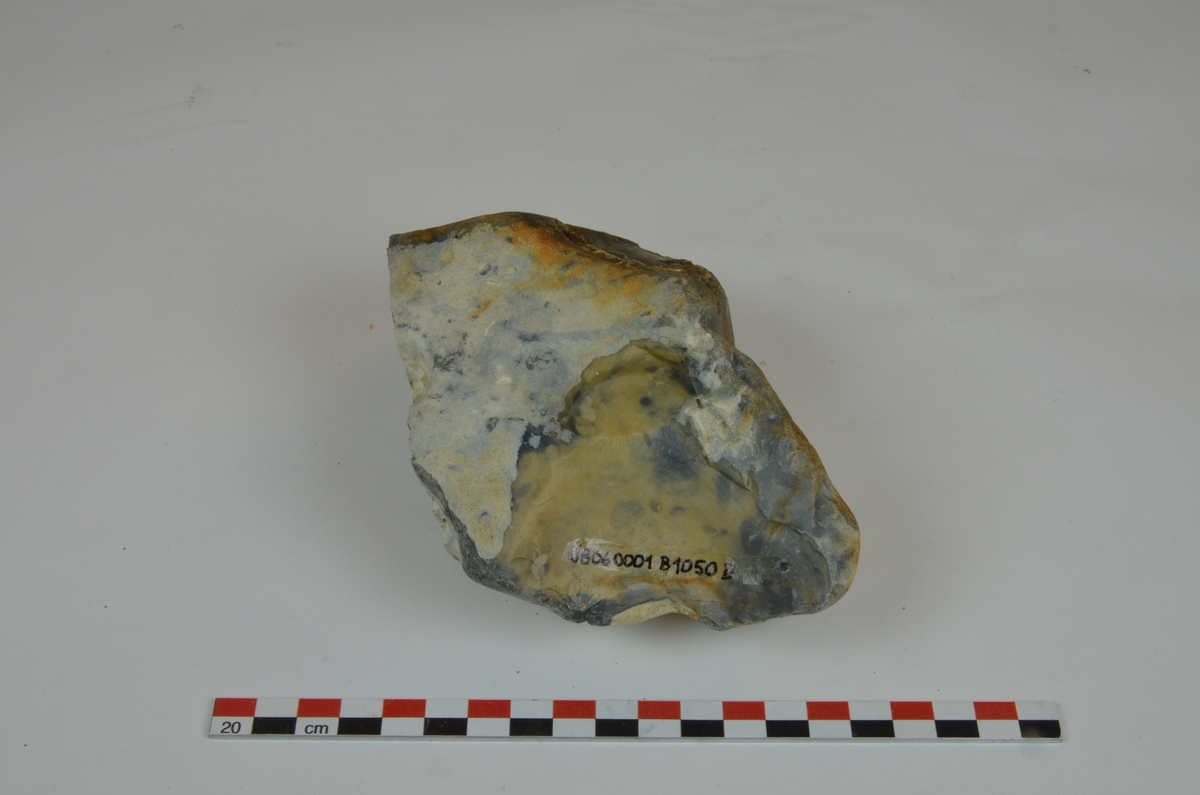 AEC: bør stedbestemmes, husker ikke om han så flint i 1959. 3 flintknoller; a, b og c.