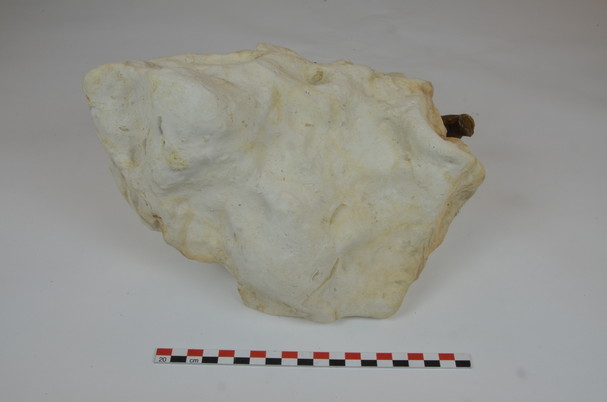 AEC: bør stedbestemmes, husker ikke om han så flint i 1959. 3 flintknoller; a, b og c.