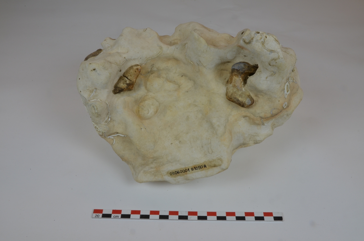AEC: bør stedbestemmes, husker ikke om han så flint i 1959. 3 flintknoller; a, b og c.