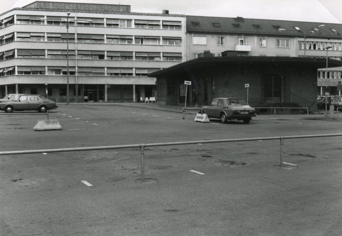 Gamla busstation vid Djurgårdsgatan - Drottninggatan år 1981. Numera P-plats för bilar.